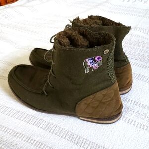 Sak Roots green and brown Sherpa boot, embroidery, elephant, women's size 10